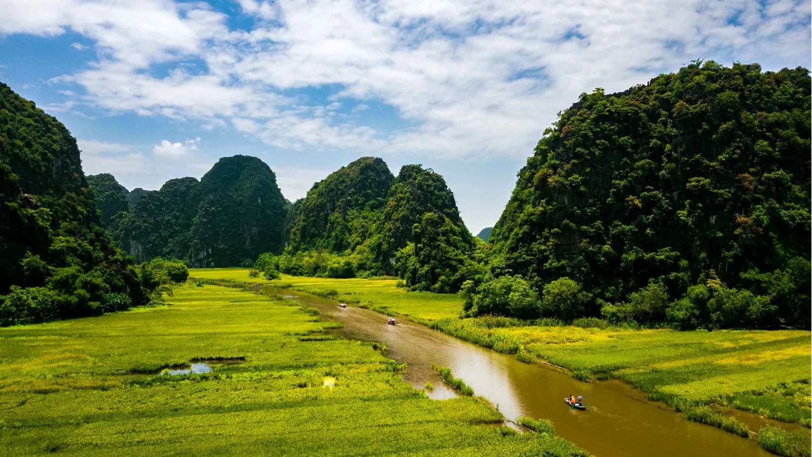 Thuyền tôi dọc sông Tam Cốc bình yên