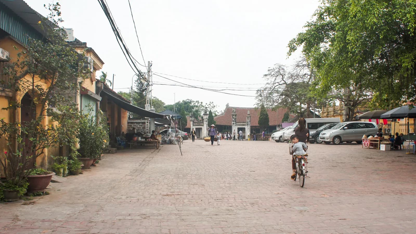 Rảo bước Đường Lâm trên nền sân gạch