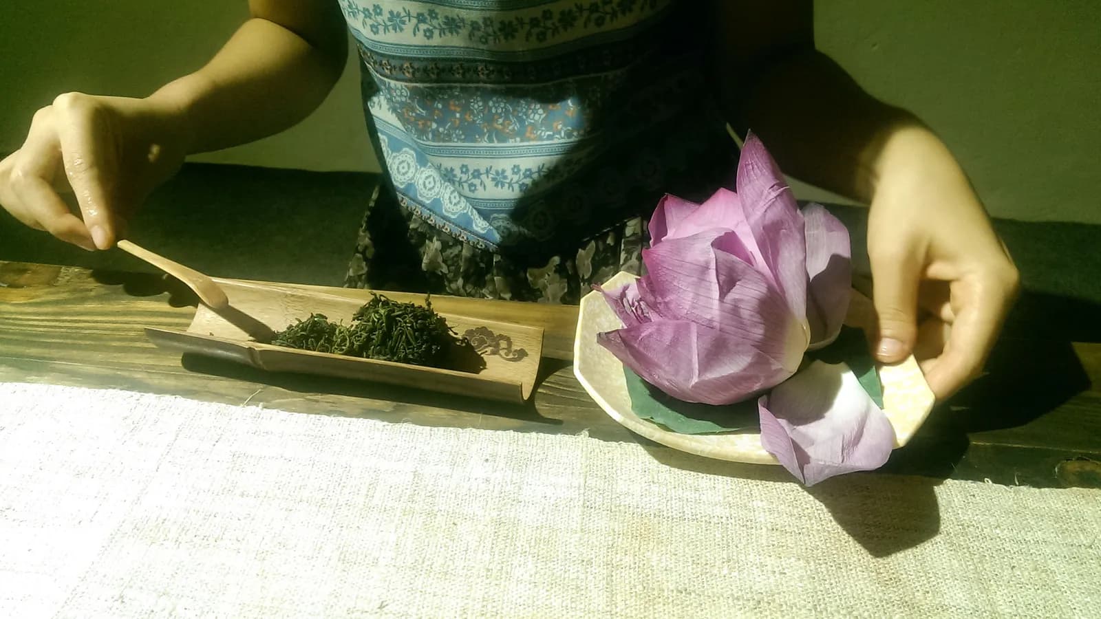 Dưới hiên, một ấm trà