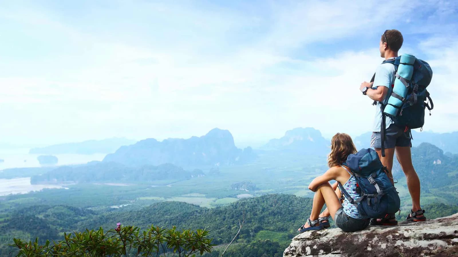 Ba lô của những kẻ mộng mơ với phong cách tối giản có gì?
