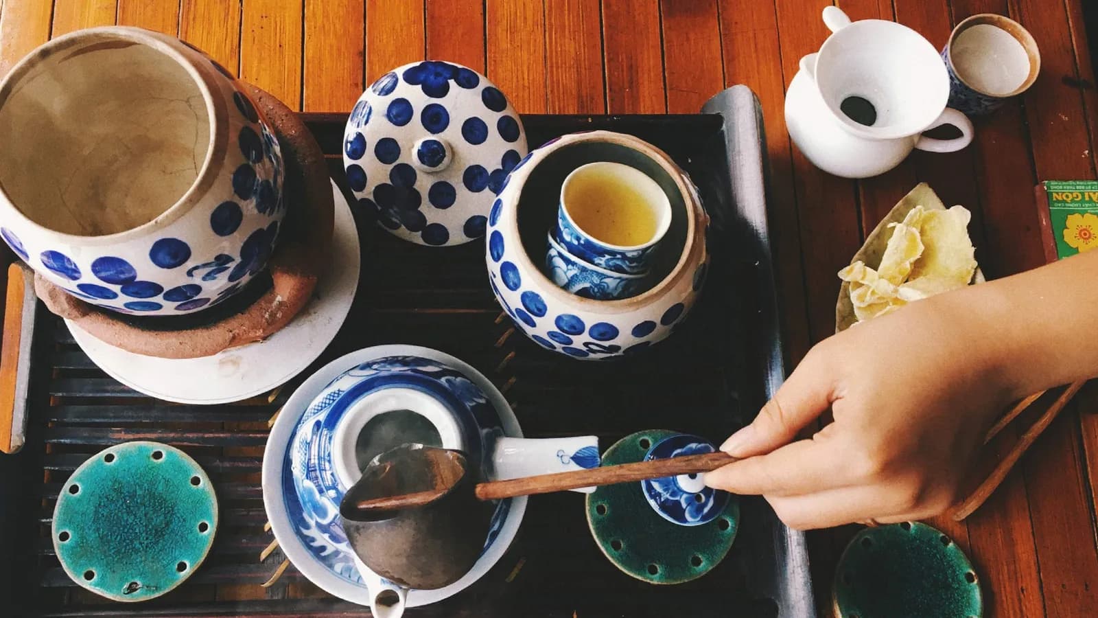 Nâng chén trà thưởng cái thanh tao của cố nhân tại Hương Trà Việt