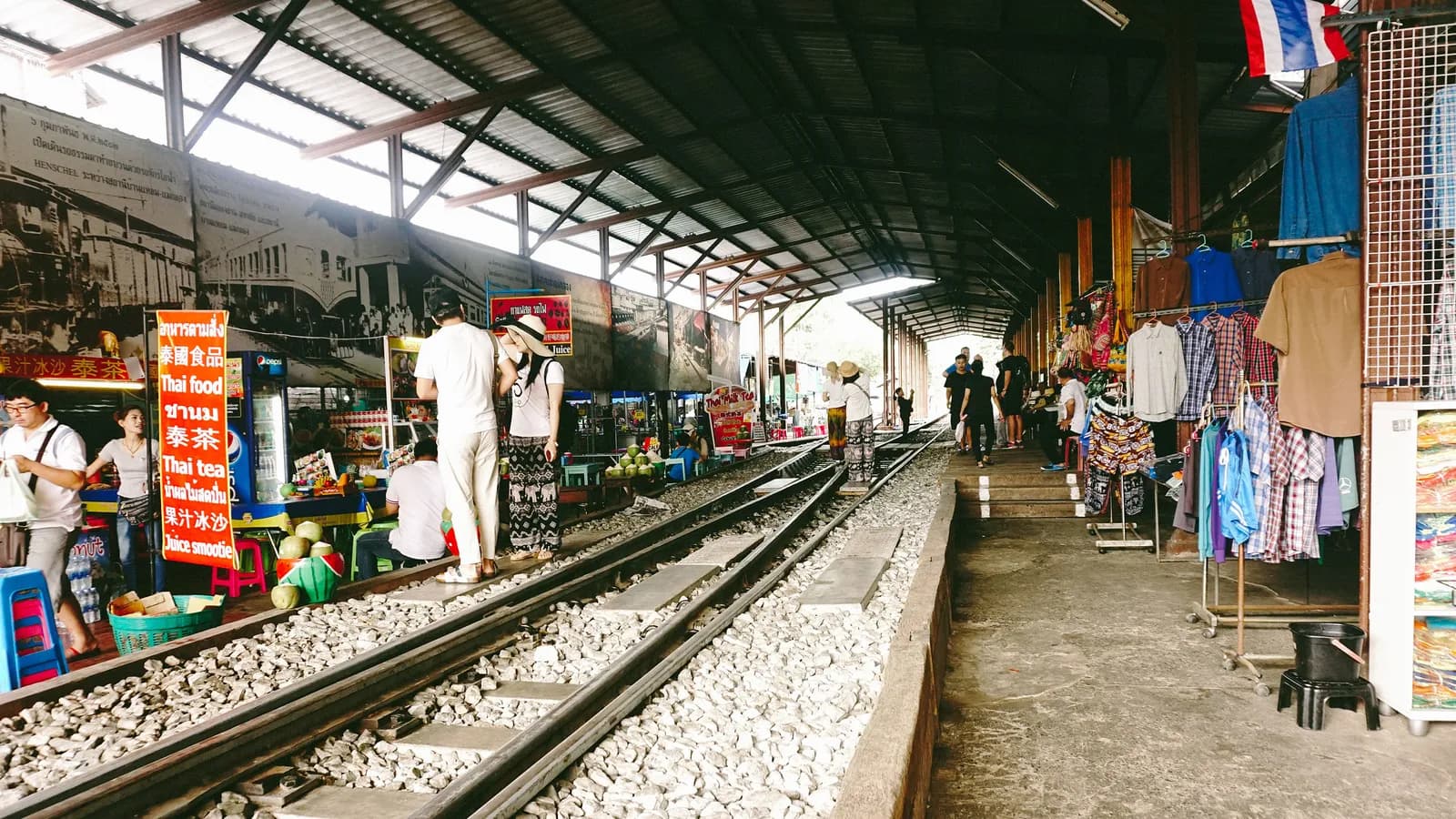 Họp chợ trên đường ray xe lửa ở Maeklong, Thái Lan