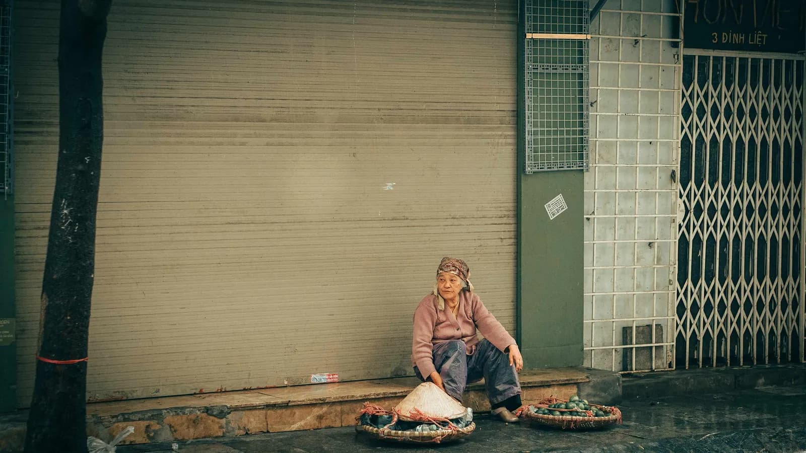 Hà Nội oằn vai