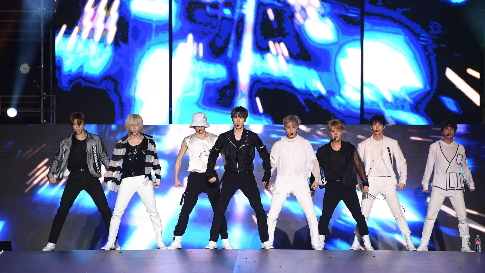VOV K-POP SUPER CONCERT 2020 - Đêm nhạc hoành tráng thu hút đông đảo sự quan tâm của người hâm mộ