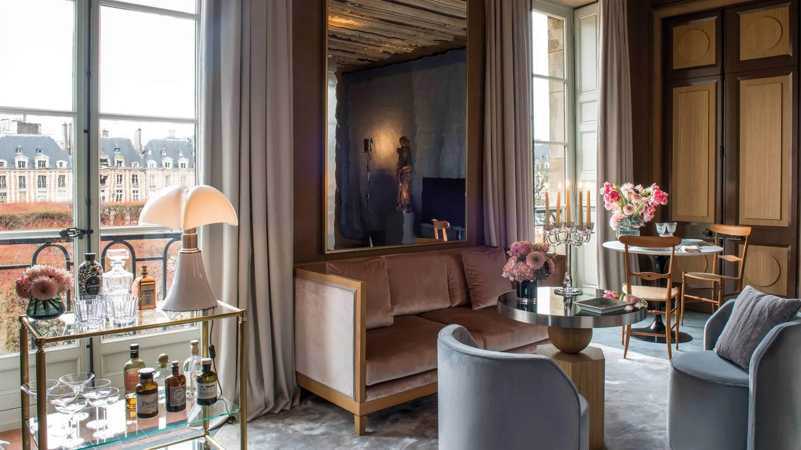 Cour des Vosges - Nét quyến rũ của nghệ thuật tại quảng trường lâu đời nhất Paris