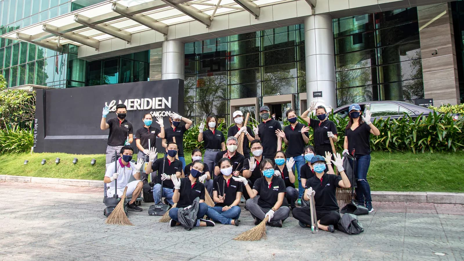 Khách sạn Le Méridien Saigon chung tay dọn dẹp đường phố sau cách ly