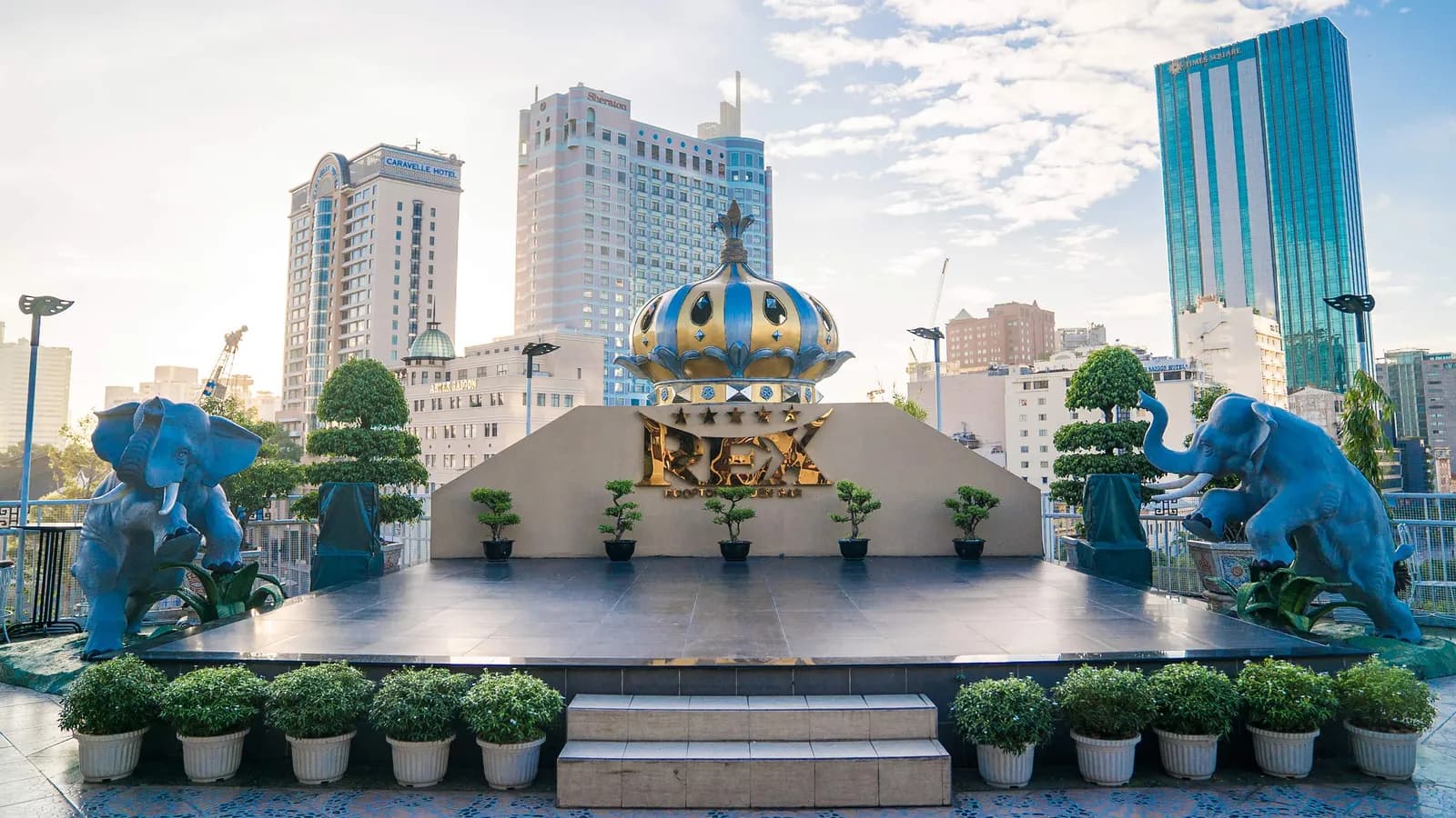 Rooftop Garden Bar - trải nghiệm ẩm thực sang trọng tại tầng thượng khách sạn 5 sao Rex Hotel Saigon 