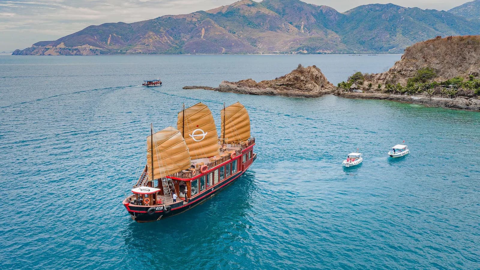 Trải nghiệm cuộc sống hoàng gia sang trọng tại du thuyền 5 sao Emperor Cruise Nha Trang 