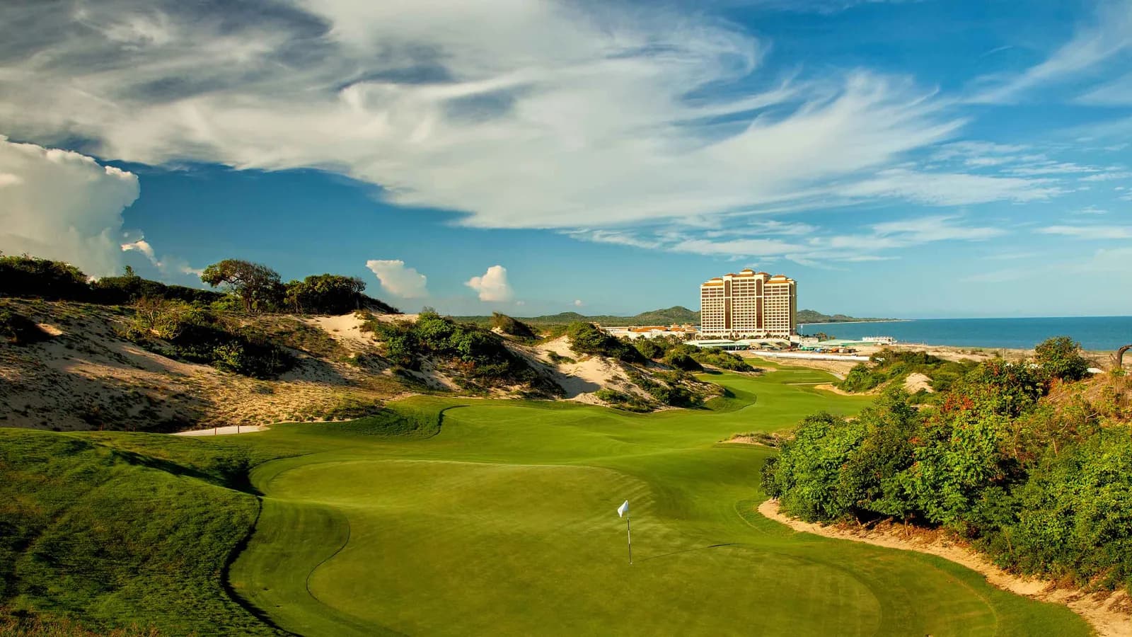 Sân gôn The Bluffs dành tặng phần quà giá trị cho các gôn thủ Hole-in-one