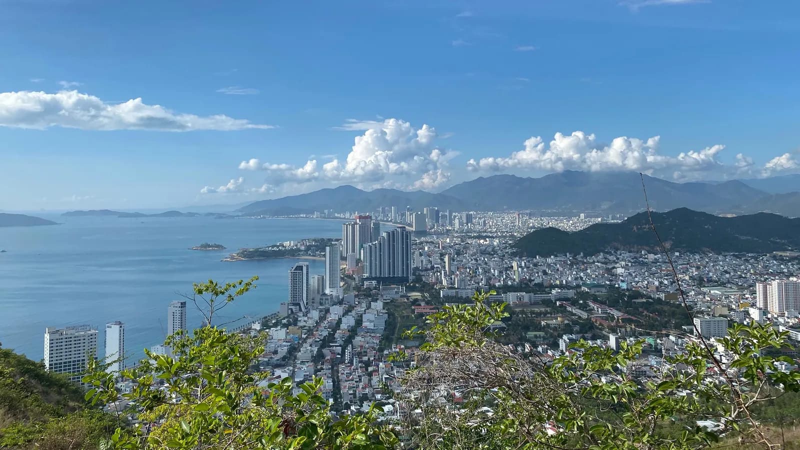Leo núi Cô Tiên ngắm "phượng hoàng lửa" Nha Trang