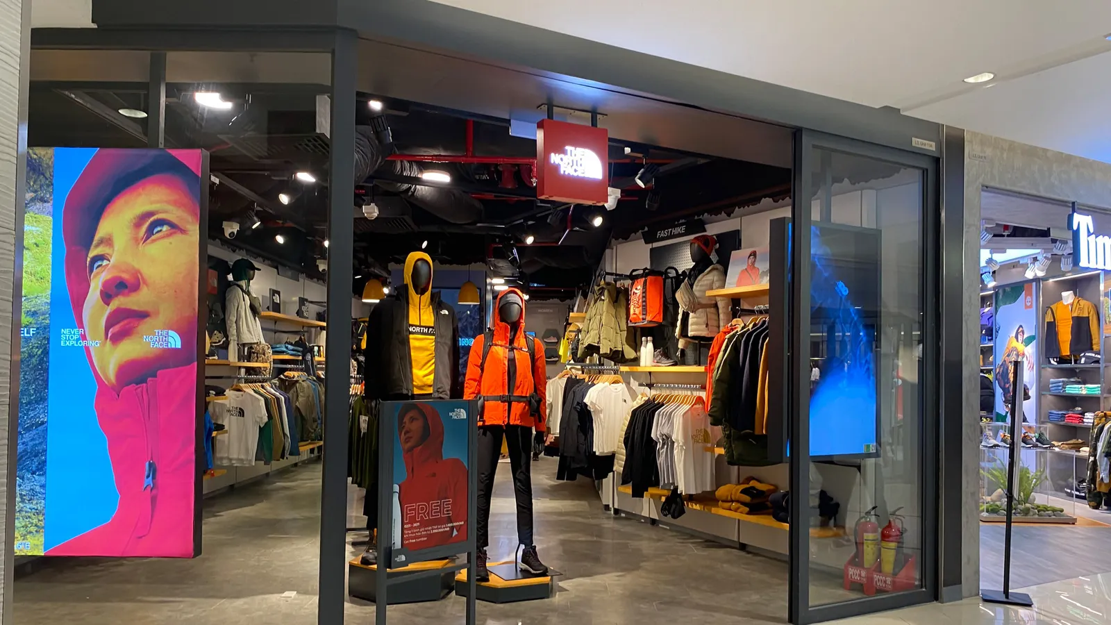 The North Face khai trương cửa hàng thứ hai tại Saigon Centre - Khám phá nhãn hàng thời trang ngoài trời danh tiếng