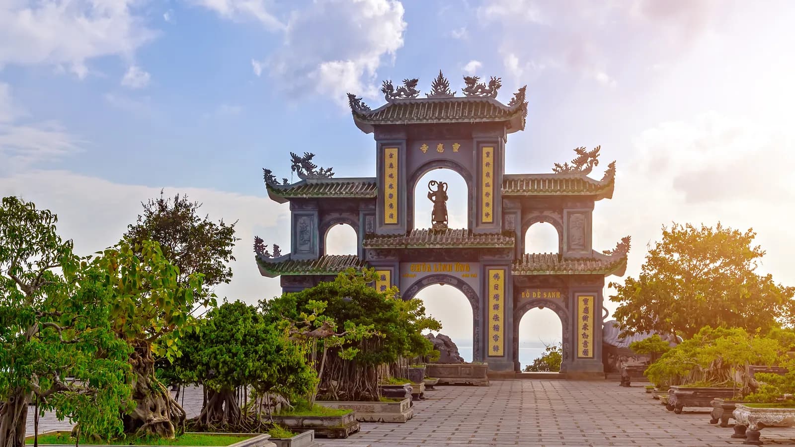 Vãn cảnh ''cõi Phật chốn dương gian'' ở ba ngôi chùa Linh Ứng tại Đà Nẵng