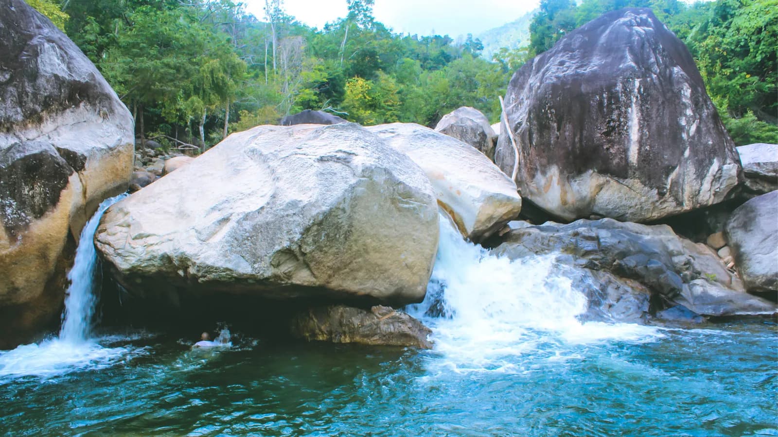 Một ngày ''về nơi vắng vẻ'' dưới chân thác Bay