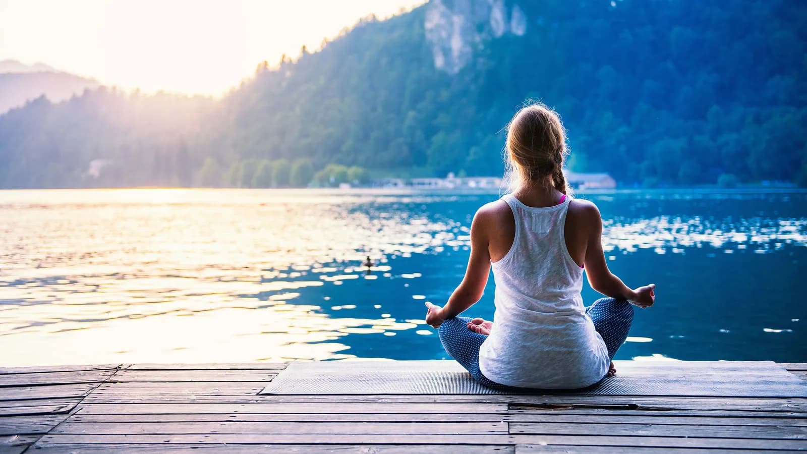 Khởi động năm mới an nhiên, tích cực với yoga và thiền chánh niệm