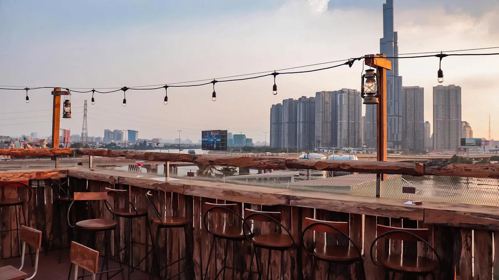 Top 3 quán rooftop Sài Gòn view đẹp để tận hưởng cuối tuần cực chill