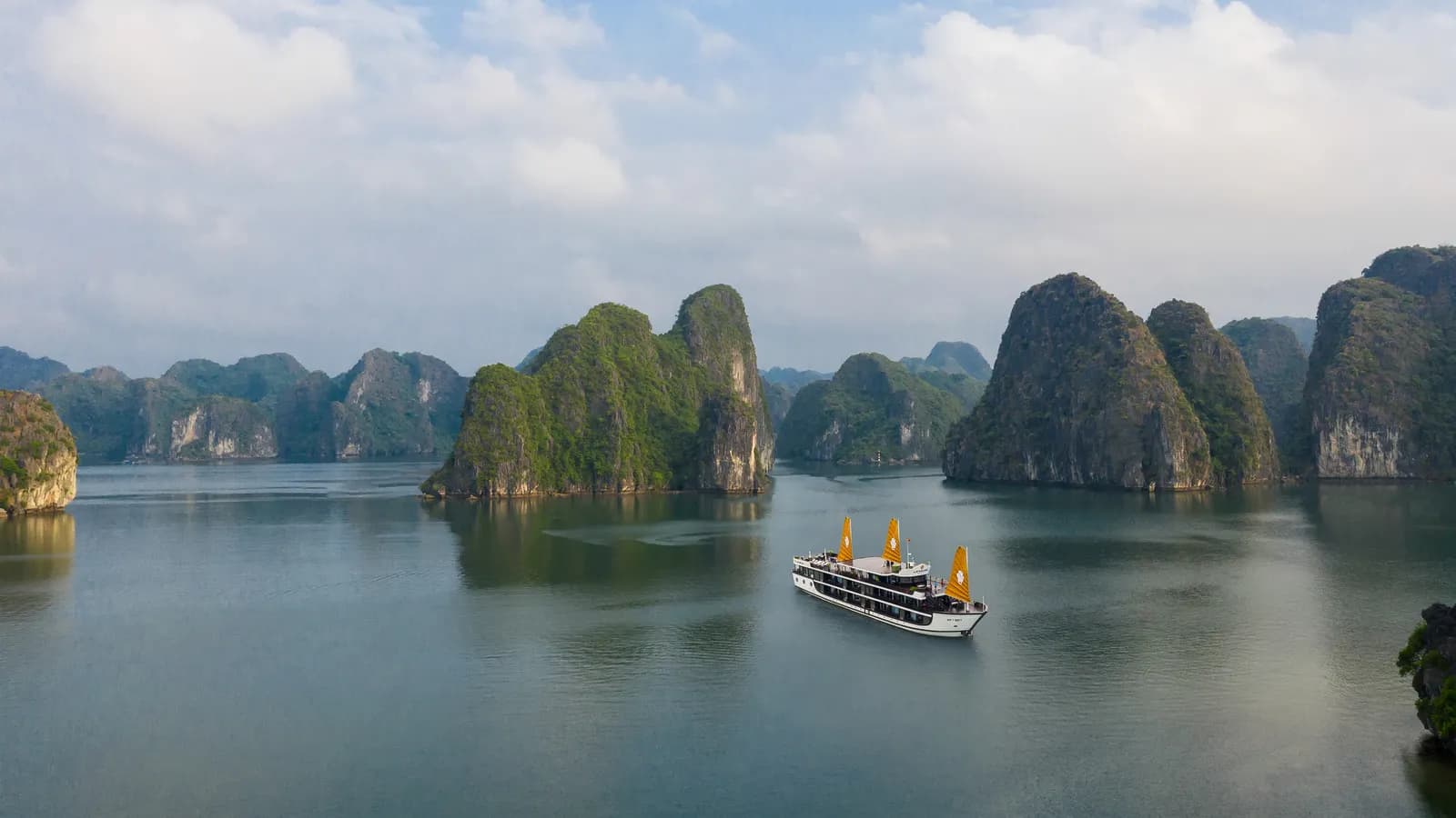 Nét ngự thuyền hoàng gia của Genesis Regal trên vịnh Lan Hạ