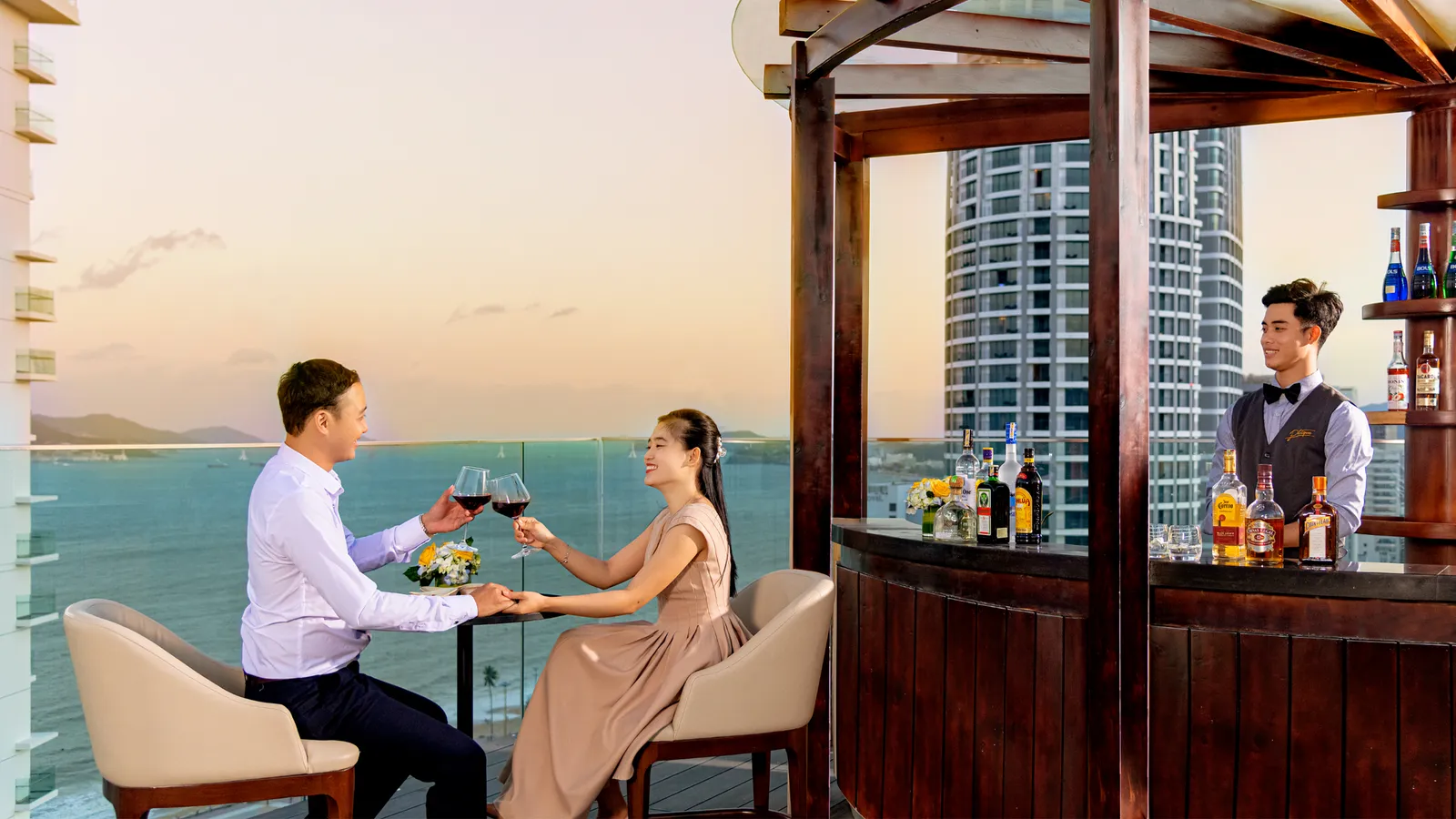 Khách sạn Potique mở cửa lại Blue Bar