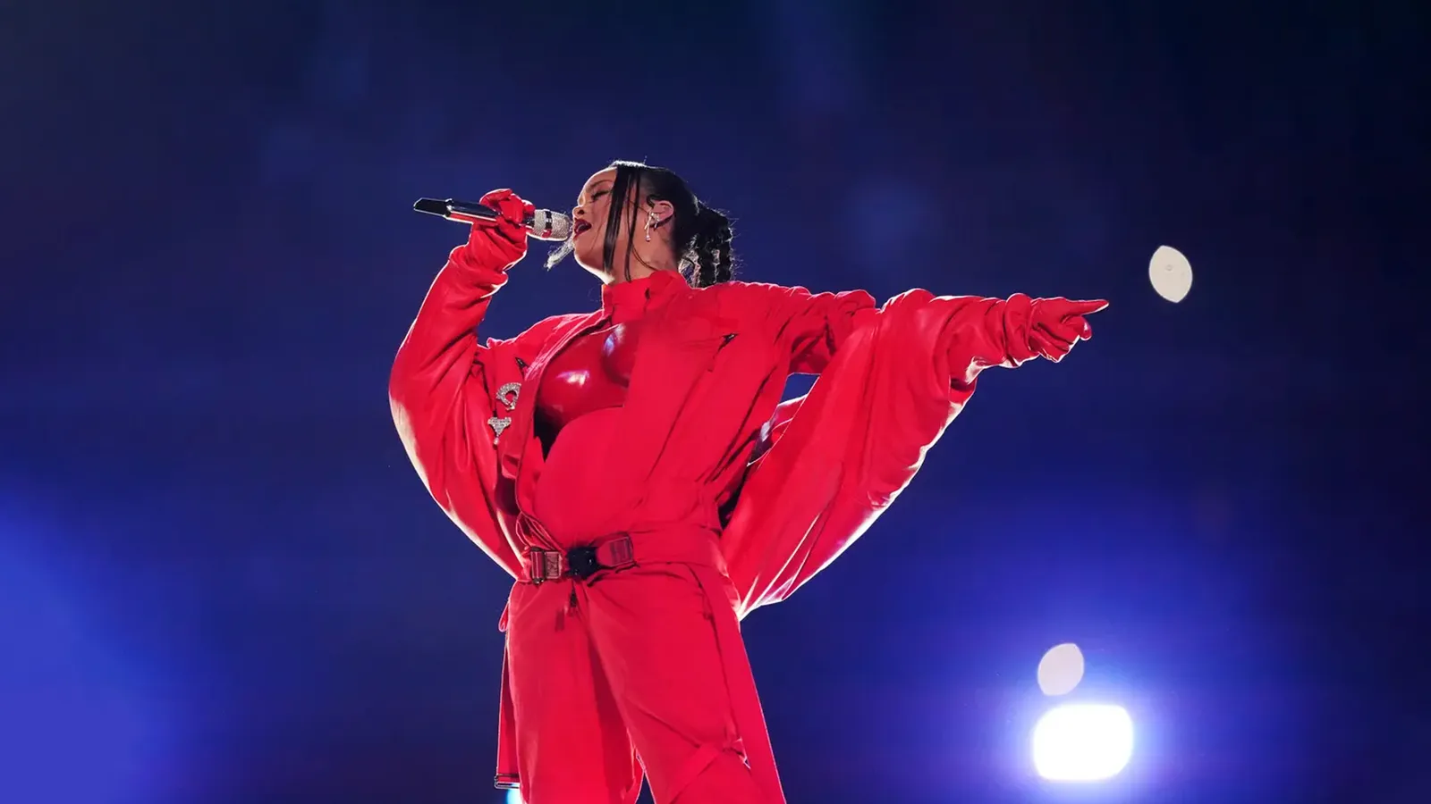 Rihanna tái xuất, “đốt cháy” sân khấu Super Bowl Halftime Show 2023