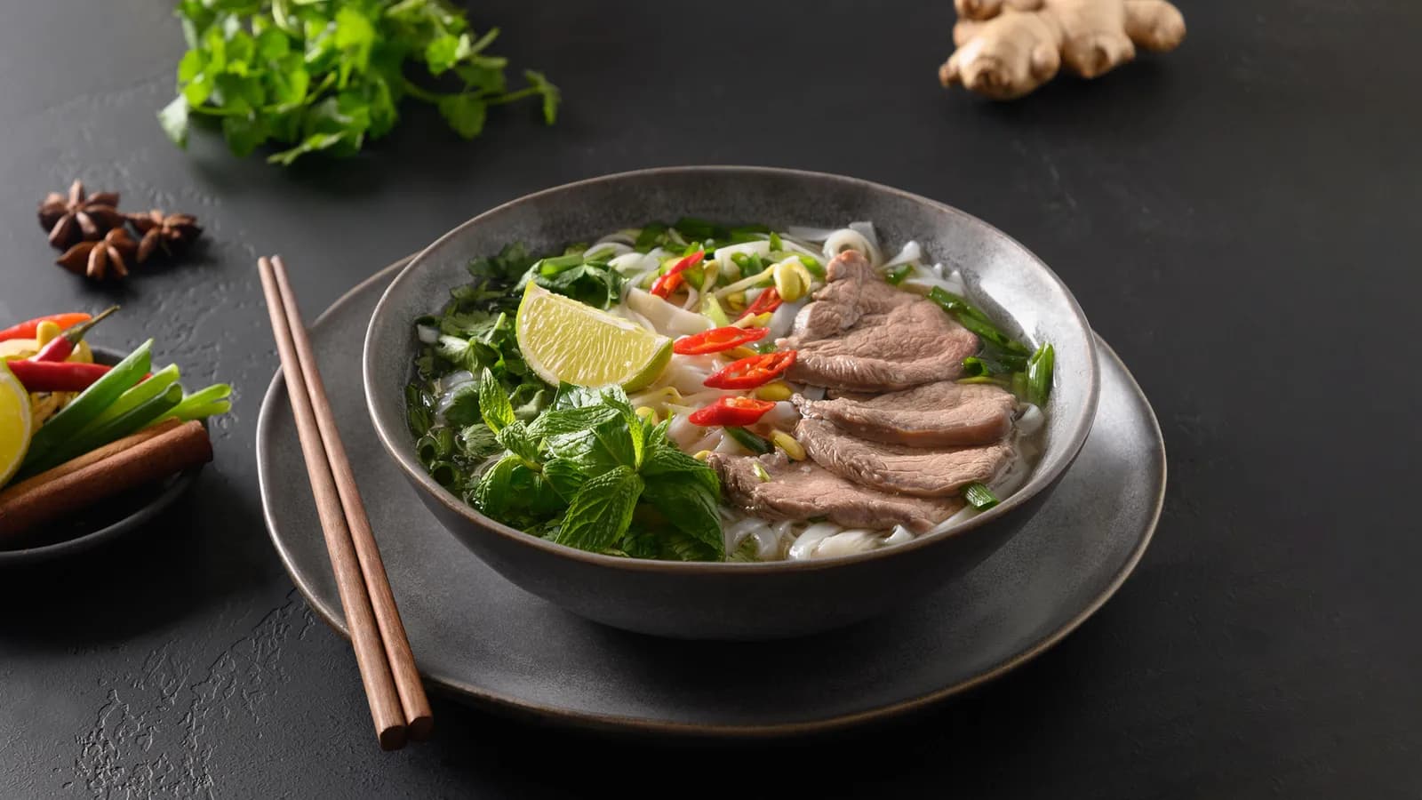 “Bóc tách” gia vị thảo mộc trong bát phở Việt 