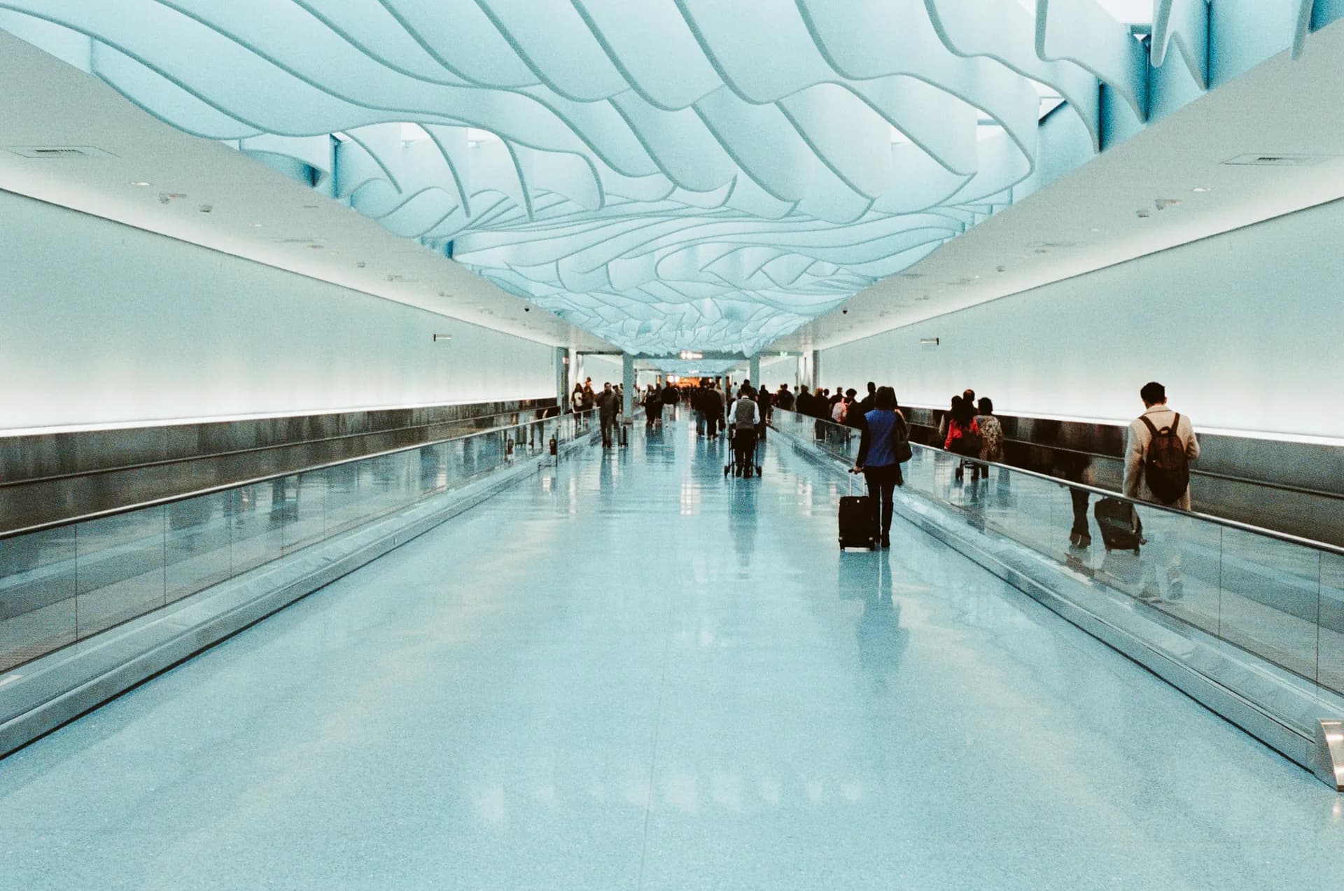 Từ Calm Room ở Changi Airport đến xu hướng cá nhân hoá sức khoẻ tinh thần khi du lịch