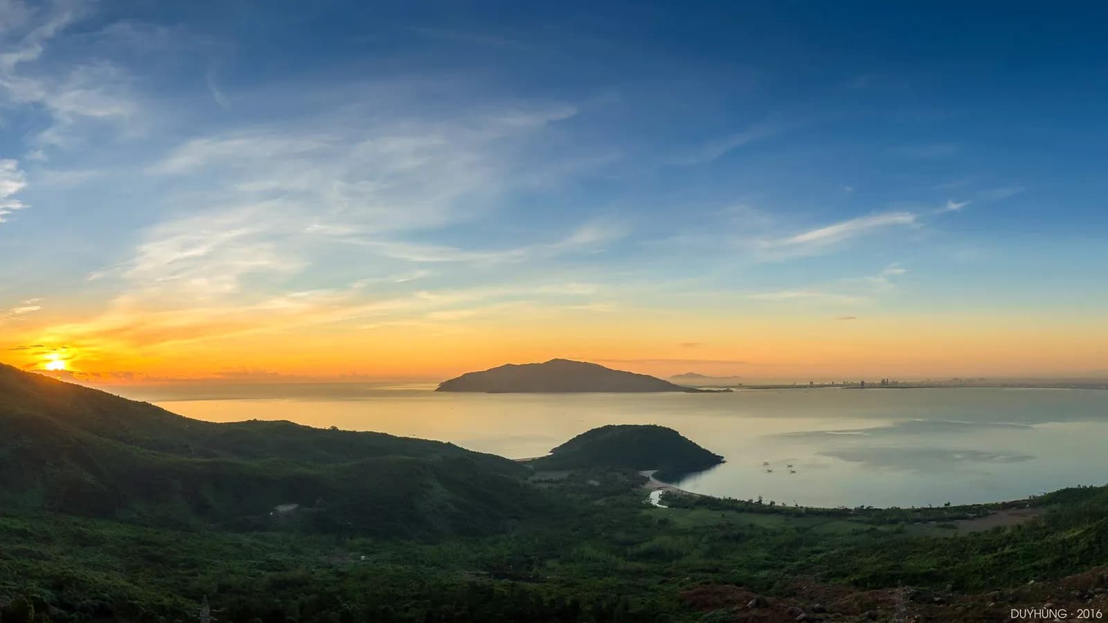 Mặt trời nhả nắng sớm ở vịnh biển Lăng Cô
