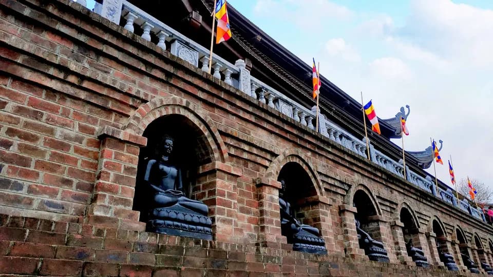 Ghé thăm Vịnh Hạ Long trên cạn nơi Tam Chúc