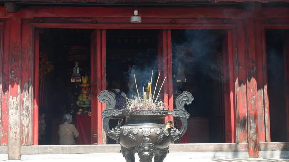 Hà Nội băm sáu phố phường, những đền trấn nghi ngút khói hương