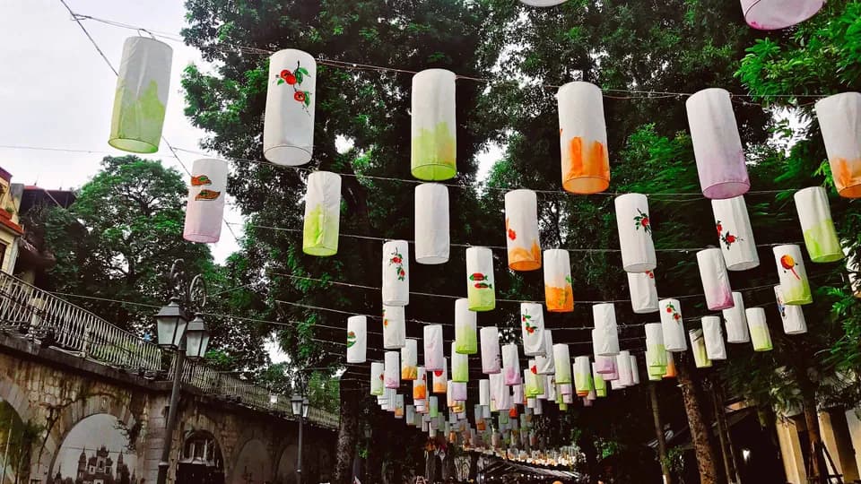 Phùng Hưng - Thu về trên phố bích họa