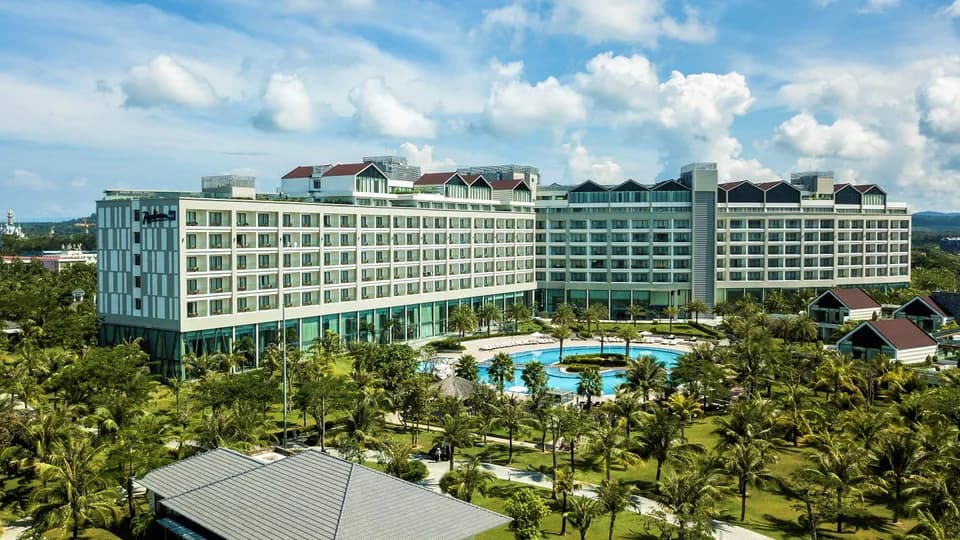 Radisson Blu Resort Phú Quốc trao tặng khẩu trang và xà phòng hy vọng cho cộng đồng