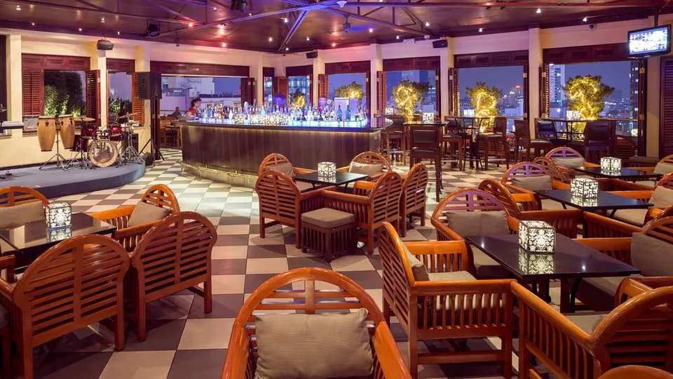 "Chill hết nấc" trong không gian đẳng cấp tại Saigon Saigon Rooftop Bar