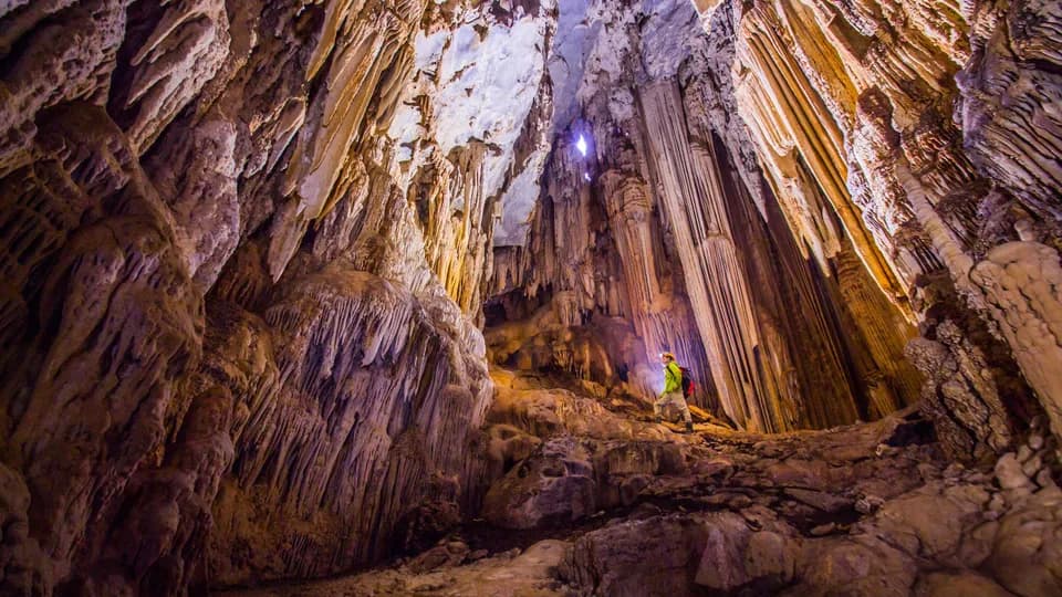 Khám phá vẻ đẹp hệ thống hang Tú Làn cùng Oxalis Adventure