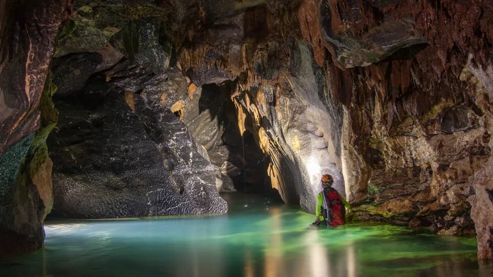 Khám phá Hang Va - tuyệt tác của tạo hoá tại Phong Nha cùng Oxalis Adventure