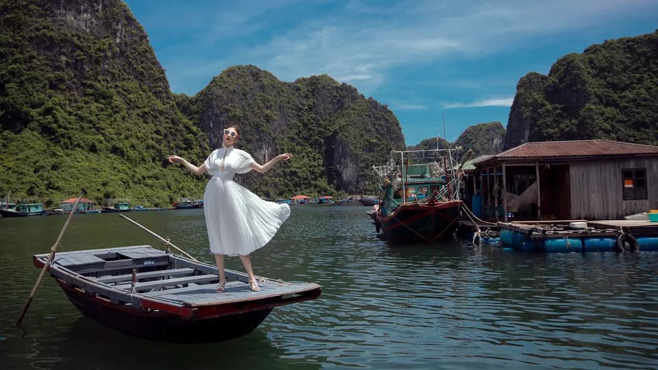 Á hậu Tú Anh tạo dáng giữa biển trời Hạ Long