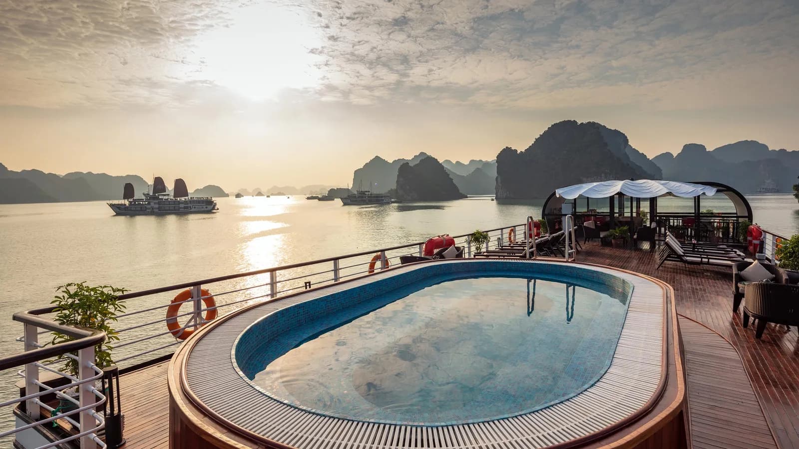 Orchid Premium Cruises - Tận hưởng vẻ đẹp thiên đường hạ giới trên du thuyền 5 sao