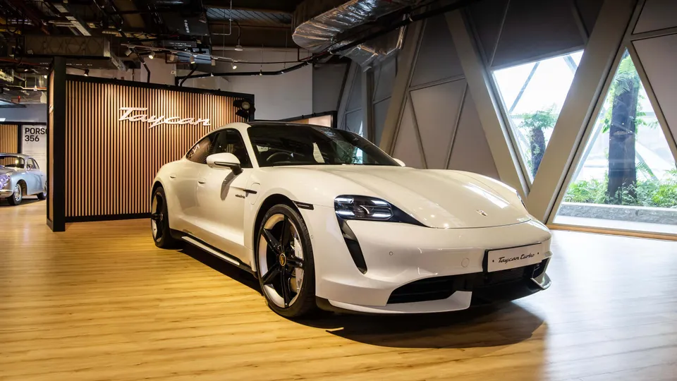 Porsche mở cửa không gian triển lãm #DrivingTomorrow tại sân bay Jewel Changi, Singapore