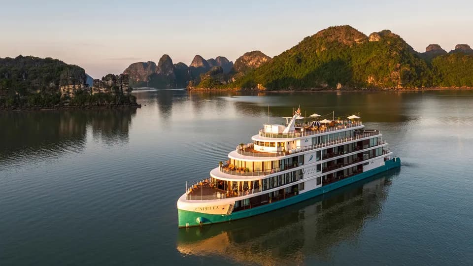 Thưởng thức không gian Đông Dương giữa vịnh Lan Hạ cùng Capella Cruises
