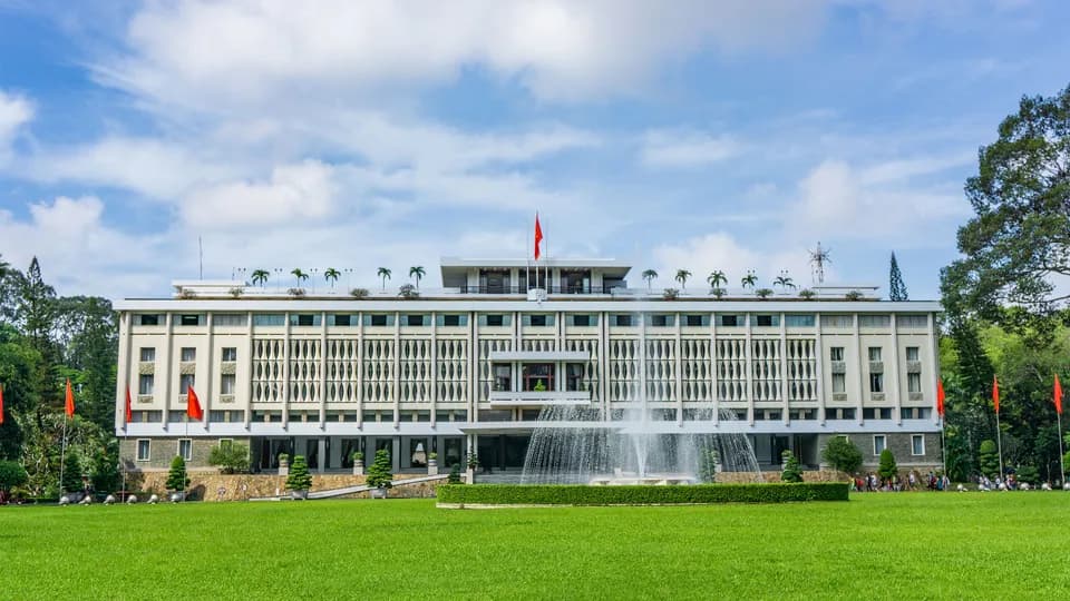 Vòng quanh Sài Gòn: 8 địa điểm du lịch tuyệt vời bạn không thể bỏ qua