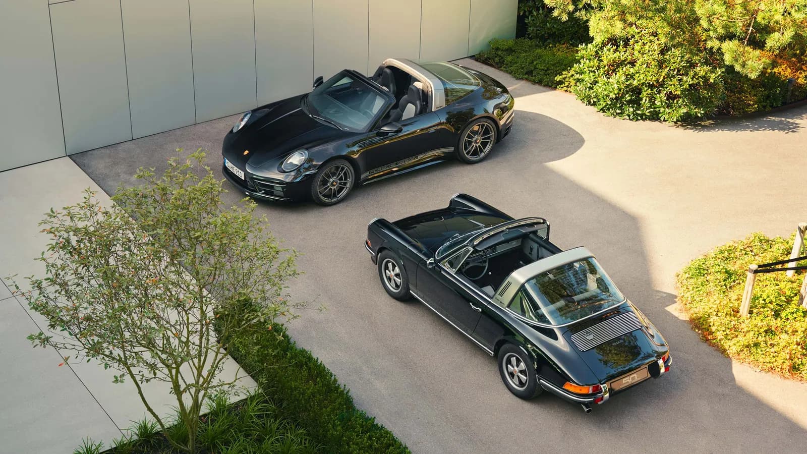 Phiên bản 911 giới hạn gặp gỡ mẫu xe 911 S 2.4 Targa đời 1972 nhân dịp Porsche Design kỷ niệm 50 năm thành lập
