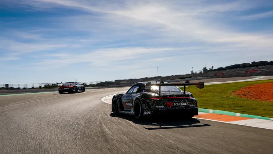 Porsche 718 Cayman GT4 ePerformance - Từ mẫu xe ý tưởng tại triển lãm IAA đến nguyên mẫu thuần điện trên đường đua