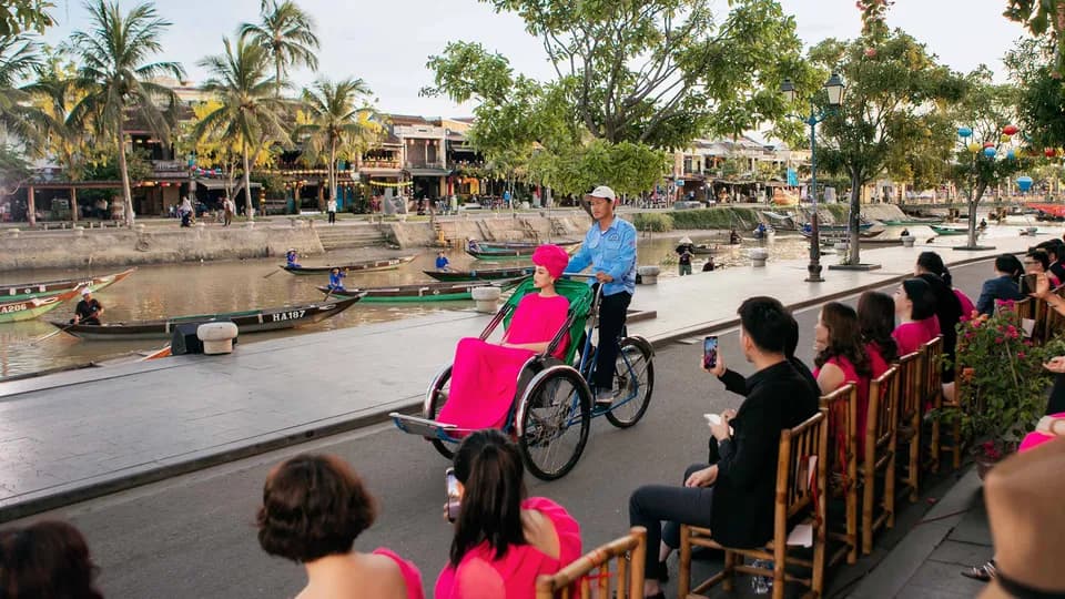 BST VUNGOC&SON Resort 2022: Sàn runway nổi trên mặt nước tại phố cổ Hội An