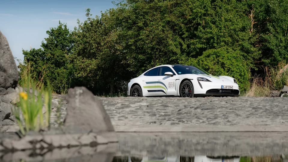 Porsche Taycan đi vòng quanh thế giới hỗ trợ các dự án địa phương