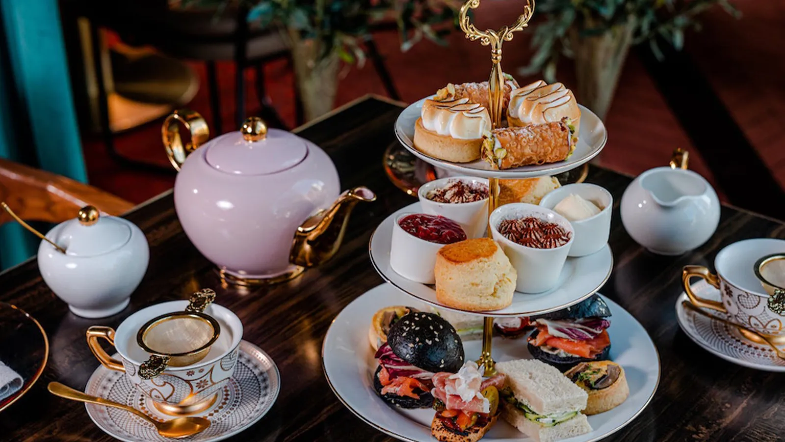 Phân biệt High Tea và Low Tea trong văn hóa trà chiều Anh Quốc