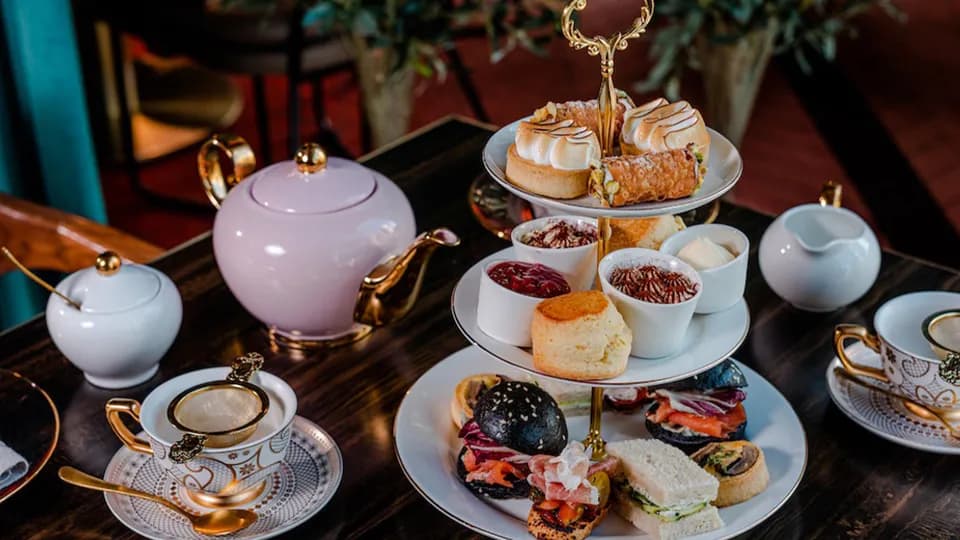 Phân biệt High Tea và Low Tea trong văn hóa trà chiều Anh Quốc