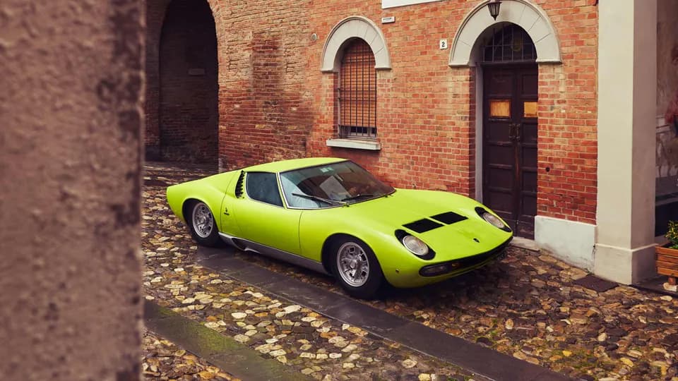 Lamborghini Miura: Tiên phong về động cơ V12 nằm ngang trang bị tại vị trí giữa – sau của thân xe