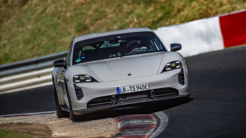 Kỷ lục mới của Porsche Taycan trên đường đua Nürburgring