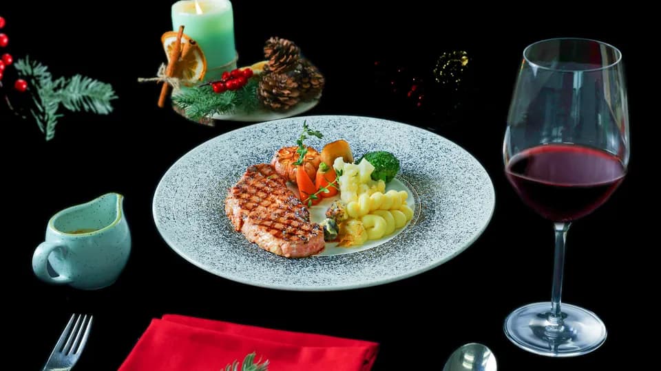 Mùa Giáng Sinh ấm cúng cùng ẩm thực đặc sắc tại nhà hàng Sky28 - Sedona Suites