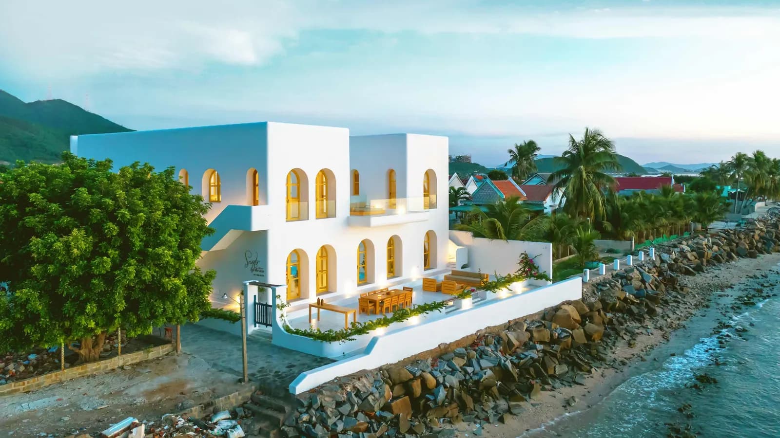 Santo by the Sea: Santorini thu nhỏ bên bờ vịnh