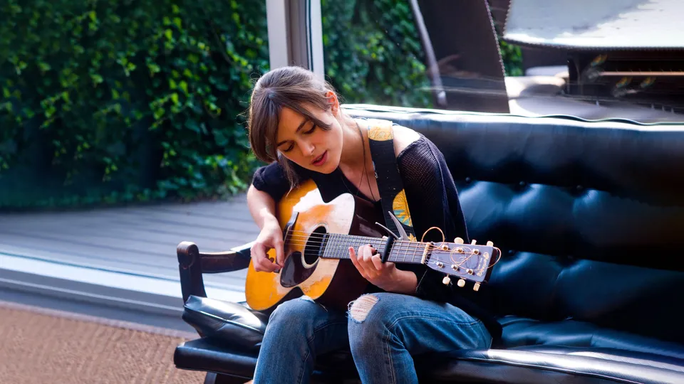 Begin Again: Khi âm nhạc dẫn đường cho “những vì sao lạc lối” 