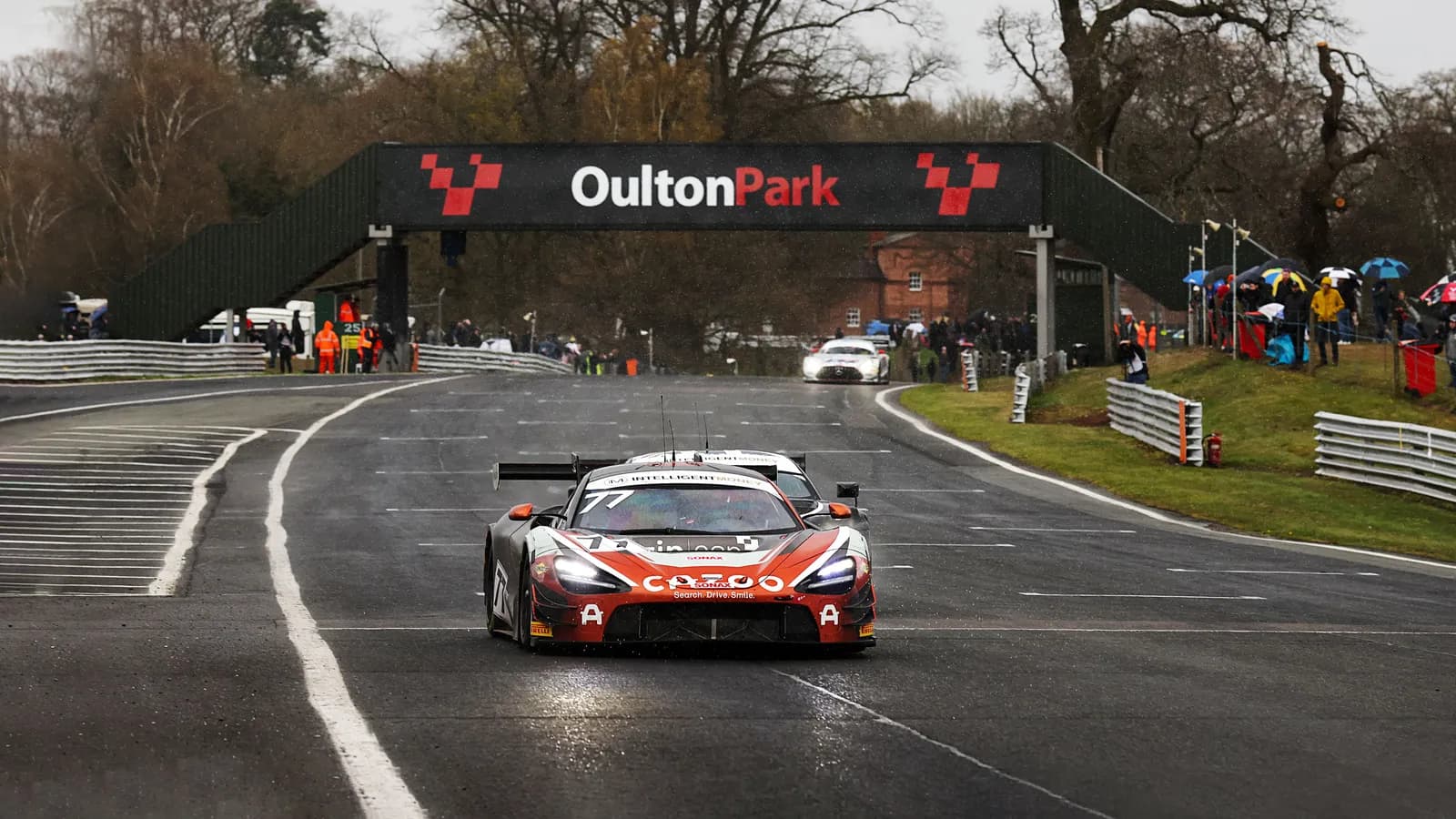 McLaren Artura GT4 chiếm trọn vinh quang tại khai mạc giải Vô địch GT Anh Quốc 