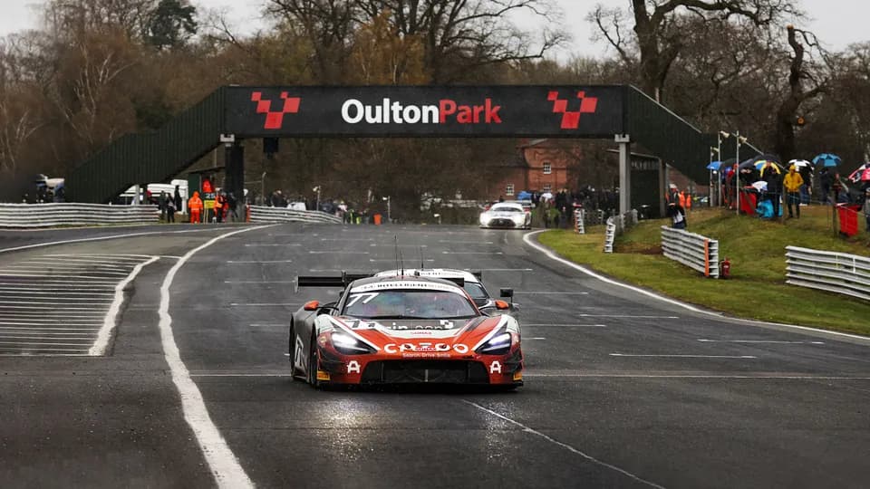 McLaren Artura GT4 chiếm trọn vinh quang tại khai mạc giải Vô địch GT Anh Quốc 